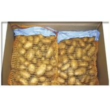 Deux sacs de pommes de terre de semence dans un carton