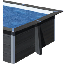 Rechteckiger Swimmingpool mit Beckenrand