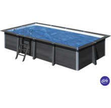 Rechteckiger Pool mit Holzverkleidung, Leiter und Poolabdeckung