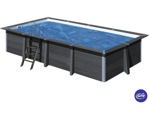 Piscine rectangulaire avec revêtement en bois, échelle et couverture de piscine