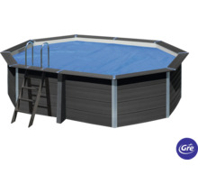 Achteckiger Pool mit Leiter und blauer Abdeckung
