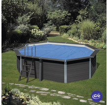 Aufstellpool mit Leiter und Abdeckung im Garten