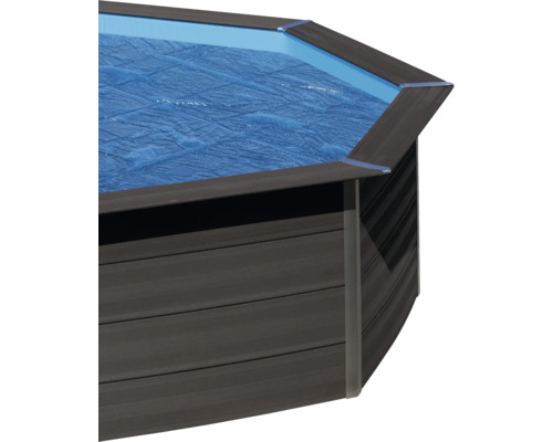 Detailansicht eines Holzpools mit Poolabdeckung