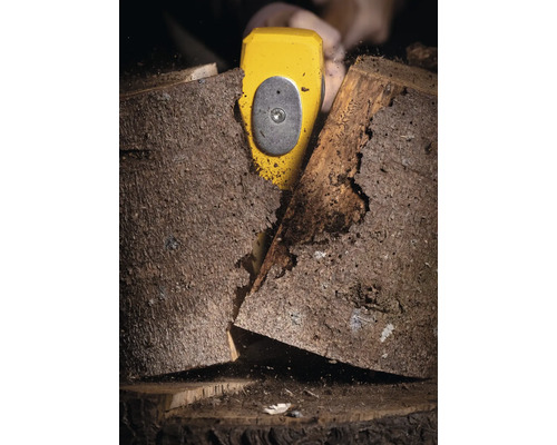 Fendeuse de bûches fendant des bûches