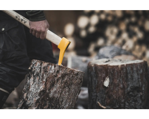 Hache fendant une bûche de bois