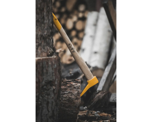 Fendeur de bûches avec manche en bois et tête jaune dans une bûche