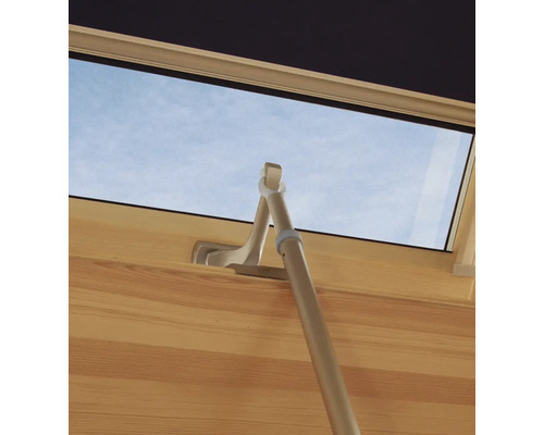 Dachfenster mit Griff zum Öffnen und Schließen