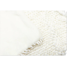 Gros plan d''un tapis de bain blanc à poils longs