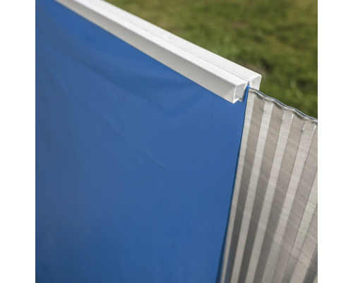 Detailansicht einer blauen Sichtschutzwand mit weißem Rahmen