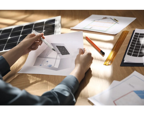 Service de planification pour PV soubassements sur toiture inclinée Planification d''un système solaire avec stylo, papier et module solaire