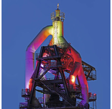 Installation industrielle avec escaliers et tuyaux de nuit