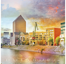 Skyline von Duisburg mit Gebäuden und Kränen am Ufer