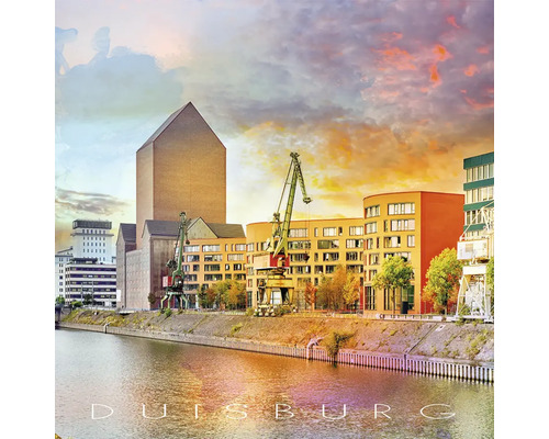 Skyline von Duisburg mit Gebäuden und Kränen am Ufer