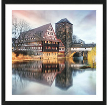Gerahmtes Bild des Heilig-Geist-Spitals in Nürnberg, Deutschland, mit Steinbrücke über den Fluss