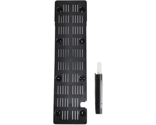 Schwarze Gerätehalterung mit Löchern und Leuchtmittel