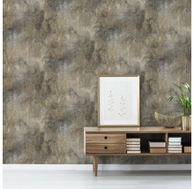 Salon avec papier peint à motifs, commode, cadre photo et décoration