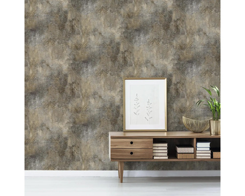 Salon avec papier peint à motifs, commode, cadre photo et décoration