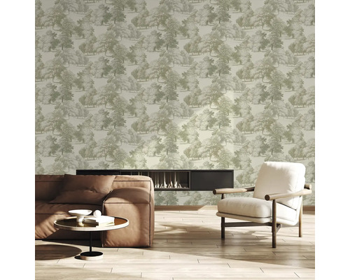 Wohnzimmer mit braunem Sofa, Sessel und Tapete mit Waldmuster