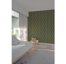 Schlafzimmer mit Blattmuster-Tapete, Bett, Beistelltisch und Teppich