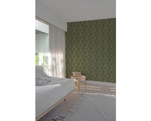 Schlafzimmer mit Blattmuster-Tapete, Bett, Beistelltisch und Teppich