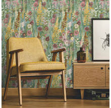 Salon avec fauteuil jaune, meuble en bois et papier peint floral pour une ambiance chaleureuse