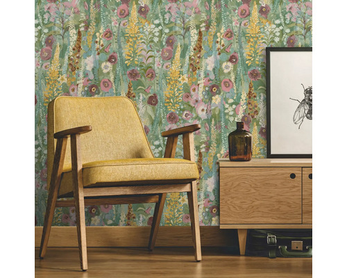 Salon avec fauteuil jaune, meuble en bois et papier peint floral pour une ambiance chaleureuse
