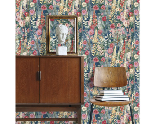 Papier peint intissé A74602 Delphinium Forest bleu Intérieur décoratif avec papier peint floral, armoire en bois, buste et chaise avec des livres