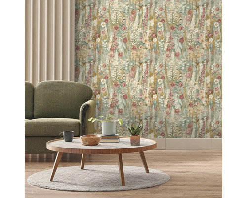 Salon décoratif avec papier peint fleuri, canapé et table