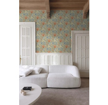 Salon avec papier peint à motifs floraux, canapé et portes en bois