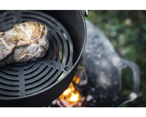 Morceau de viande sur une grille au-dessus d''un foyer ouvert