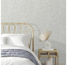 Chambre avec lit et papier peint à motifs floraux