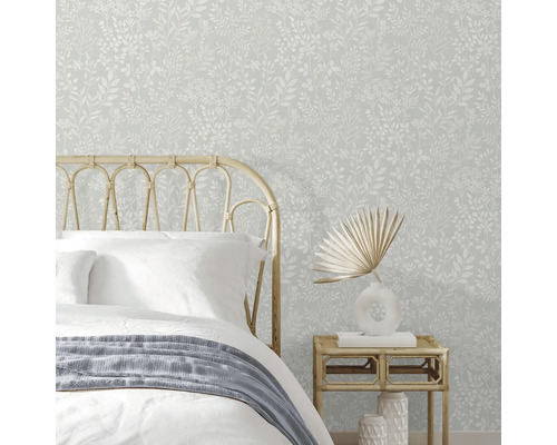 Chambre avec lit et papier peint à motifs floraux