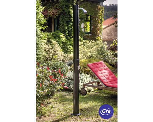 Scène de jardin avec douche extérieure et chaise longue