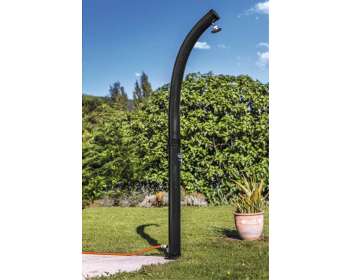 Douche de jardin sur pelouse avec des arbres en arrière-plan