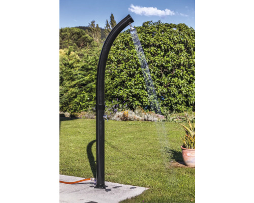 Scène de jardin avec douche extérieure sur pied en fonctionnement