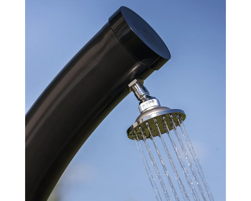Douche extérieure avec jet d''eau sur fond de ciel bleu
