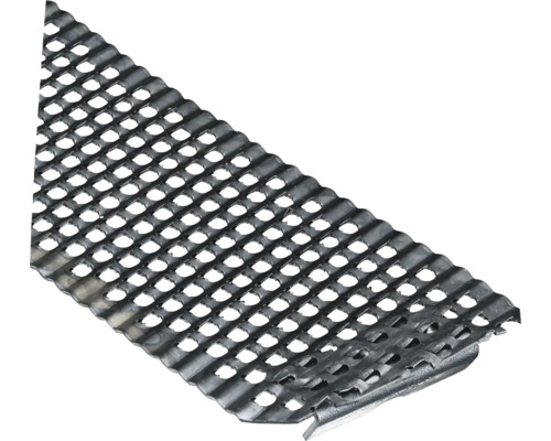 Râpe en métal avec trous.