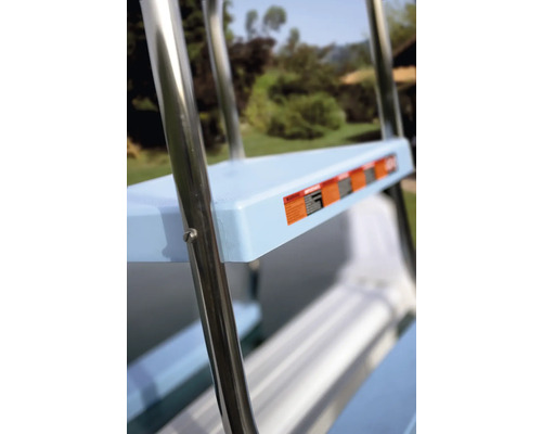 Detailansicht einer Schwimmbadleiter aus Edelstahl und Kunststoff.