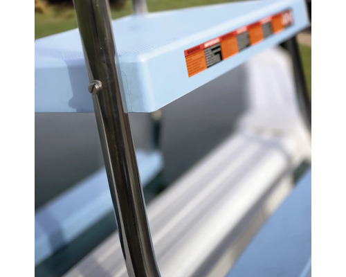 Detailansicht einer Schwimmbadleiter mit Edelstahlholm und Trittstufen.