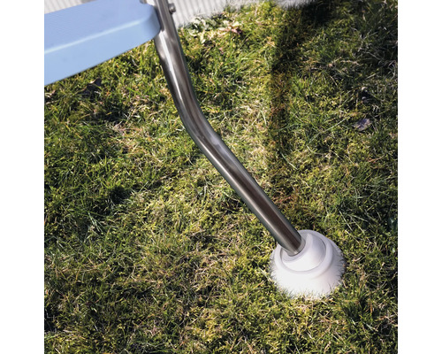 Detailaufnahme einer Edelstahl-Poolleiter auf Rasen