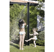 Scène de jardin avec douche, jet d''eau et deux enfants