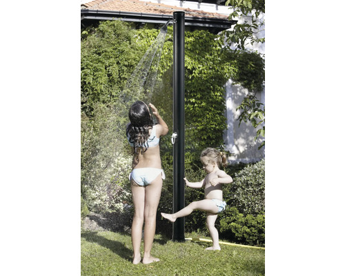Scène de jardin avec douche, jet d''eau et deux enfants