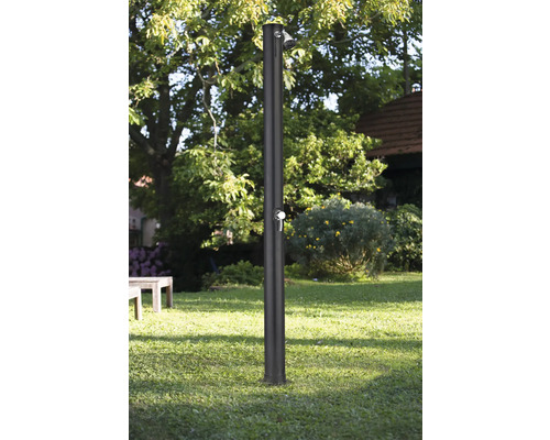 Douche de jardin pour une utilisation en extérieur sur une pelouse