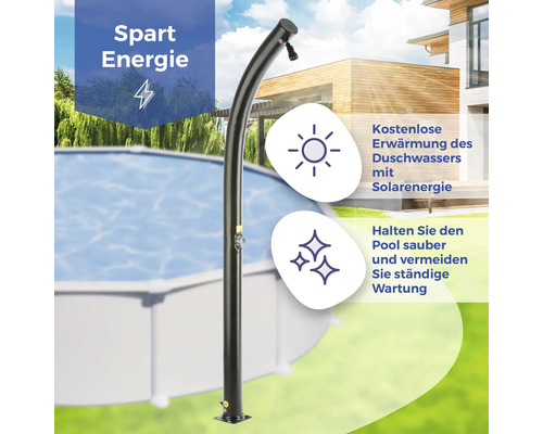 Solarbetriebene Gartendusche neben einem Pool