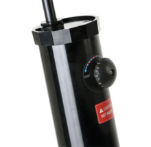 Detail einer Gartendusche mit Temperaturregler und Warnhinweis vor heißem Wasser