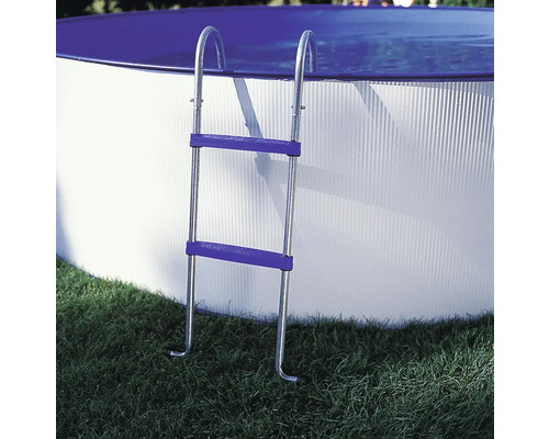 Schwimmbad mit Leiter im Aussenbereich