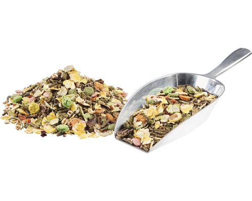 Nagetierfutter mit Getreide und Gemüse und einer Schaufel