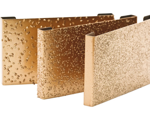 Drei Schleifwerkzeuge mit unterschiedlichen Schleifkörnungen im Detail