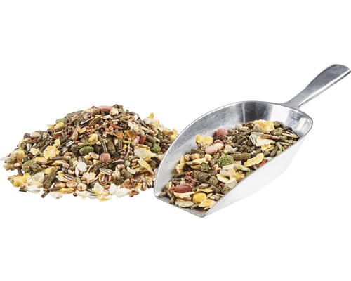 Aliments pour lapins avec céréales et légumes avec une pelle