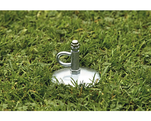 Erdanker mit Haken auf Rasen